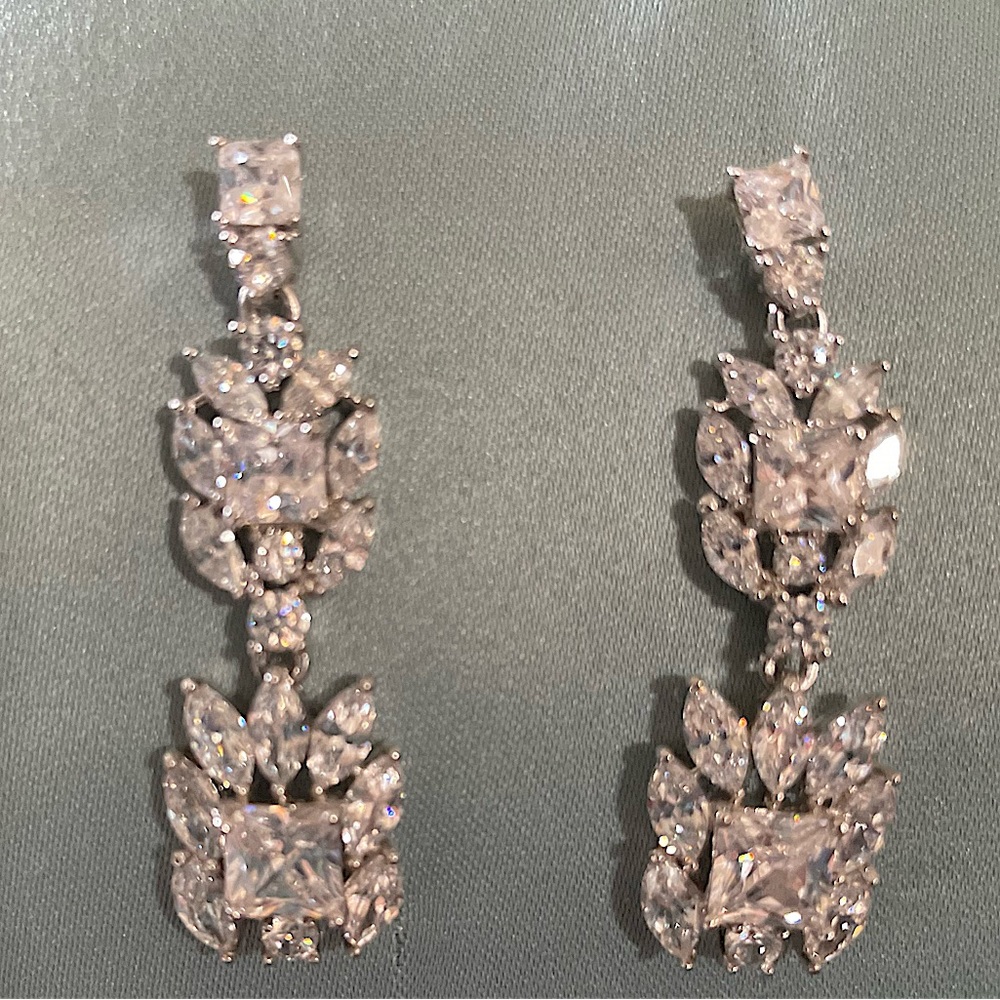 Beautiful rhinestone silver earring